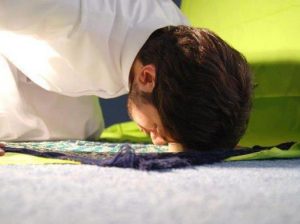 آیا جایز است در نماز، قسمتی از یک دعا یا زیارتنامه خوانده شود؟