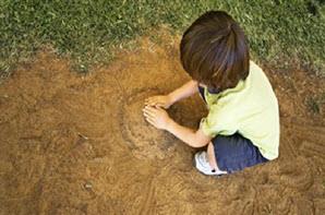 چرا بچه‌هایی که با خاک و گِل بازی می‌کنند سالم‌تر و قوی‌ترند؟
