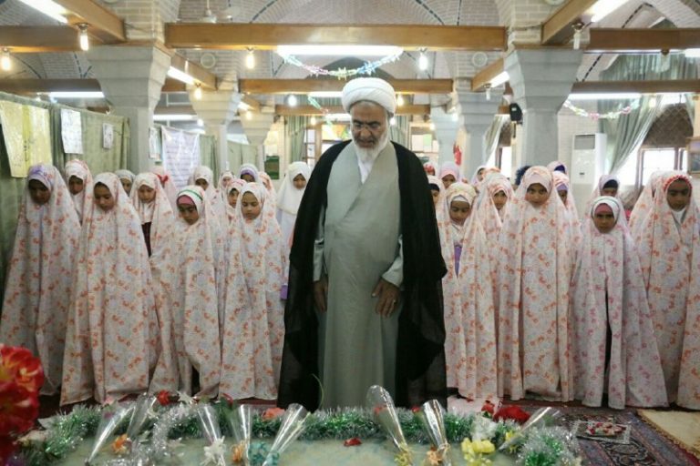 نماز زیر سقف خانه‌ی ما