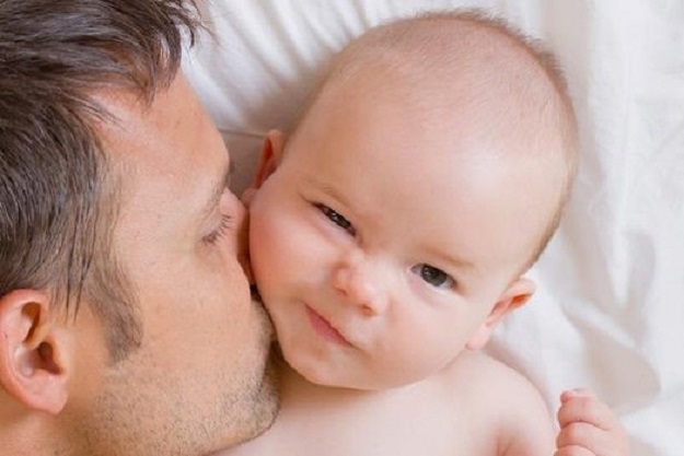 فواید شگفت انگیز بوسیدن کودک توسط والدین