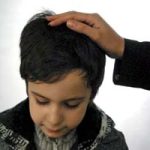 فرزندم بسيار خجالتي وکم رو است، چگونه او را درمان کنم؟