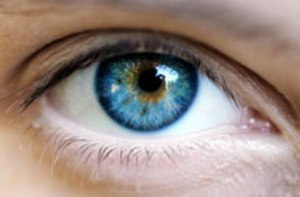 8 درمان خانگی برای رفع خستگی چشم