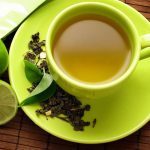 مصرف چاي سبز به کاهش کلسترول خون کمک مي کند