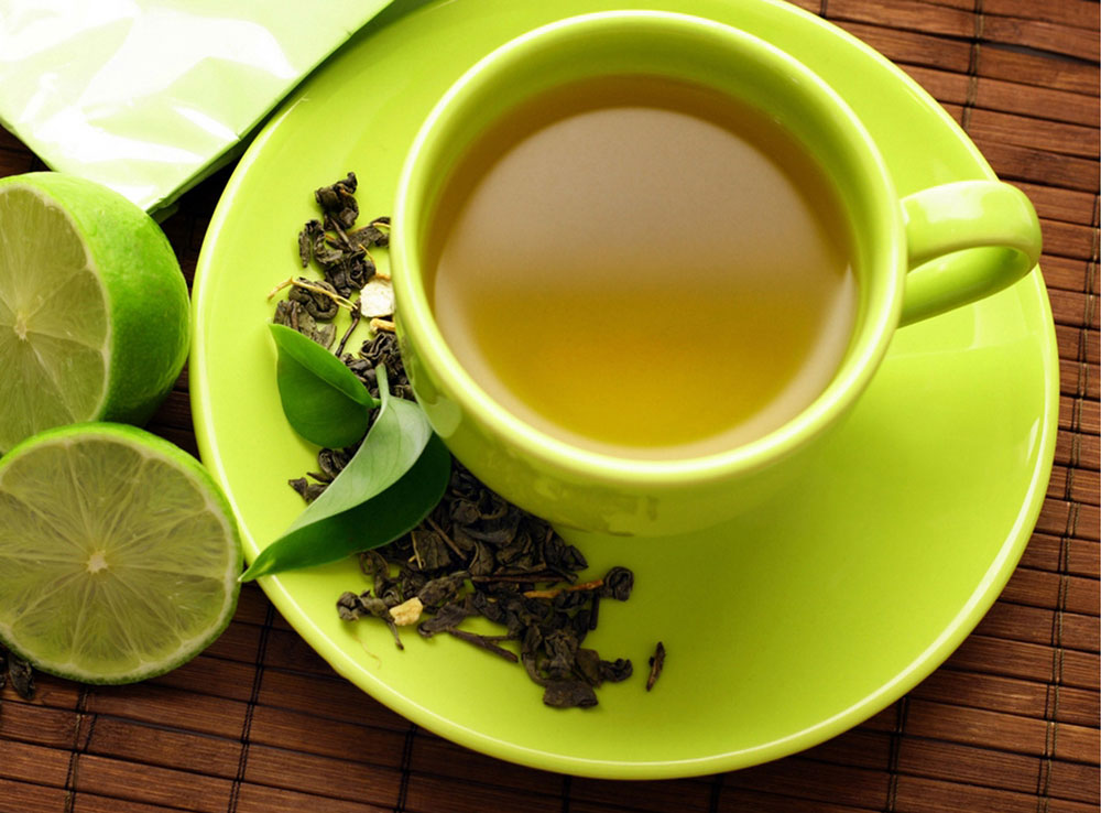 مصرف چاي سبز به کاهش کلسترول خون کمک مي کند